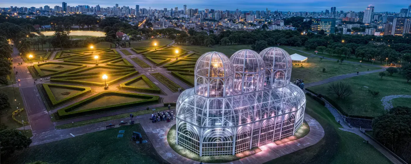 Capa passeio Curitiba ByNight com luzes noturnas da cidade