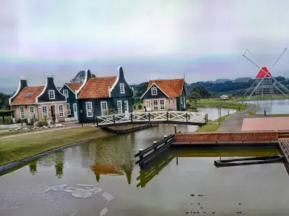  Casas com arquitetura holandesa e o lago com passarela no Parque Histórico.
