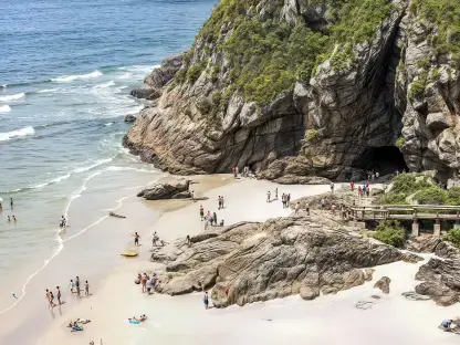 Vista aérea da Gruta das Encantadas na Ilha do Mel