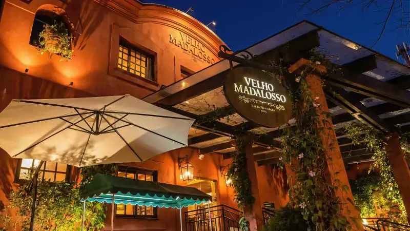 Restaurante Madalosso iluminado à noite em Santa Felicidade