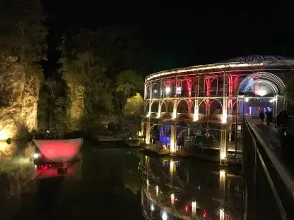 Ópera de Arame de Curitiba com iluminação noturna