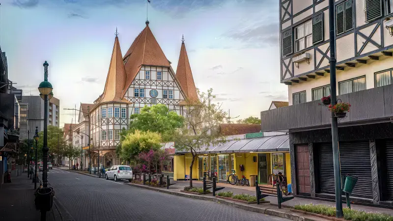 Rua com arquitetura enxaimel e bandeiras da Alemanha em Pomerode, Santa Catarina.