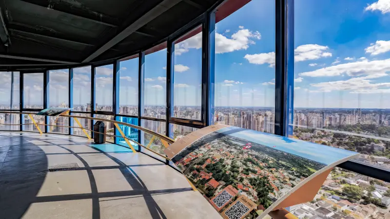 Torre Panorâmica de Curitiba vista de baixo
