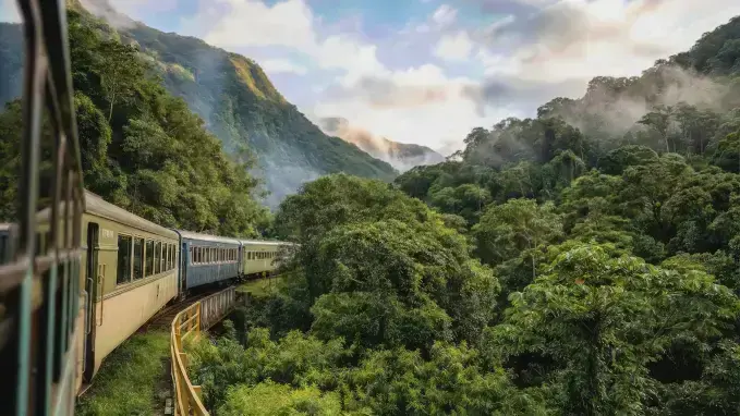 Trem atravessando a Serra do Mar