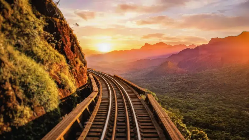 Trem da Serra do Mar atravessando o Viaduto do Carvalho durante o pôr do sol em Morretes