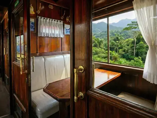 Cabine do vagão camarote com mesa exclusiva para família de até quatro pessoas.
