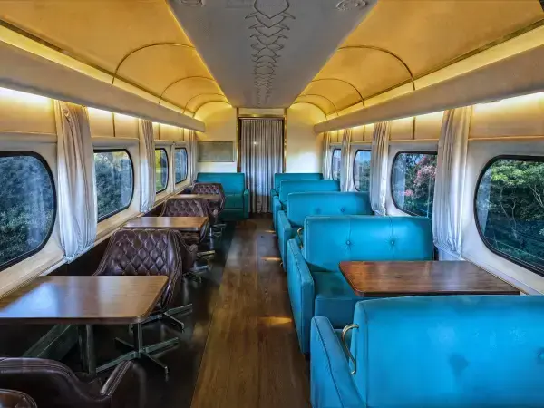 Interior luxuoso da Litorina Curitiba com ar-condicionado, iluminação moderna e poltronas de couro.